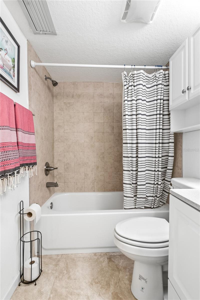 Listing photo id 34 for 514 Longfellow Court  B