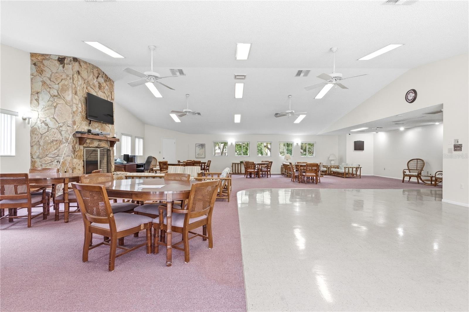 Listing photo id 37 for 514 Longfellow Court  B