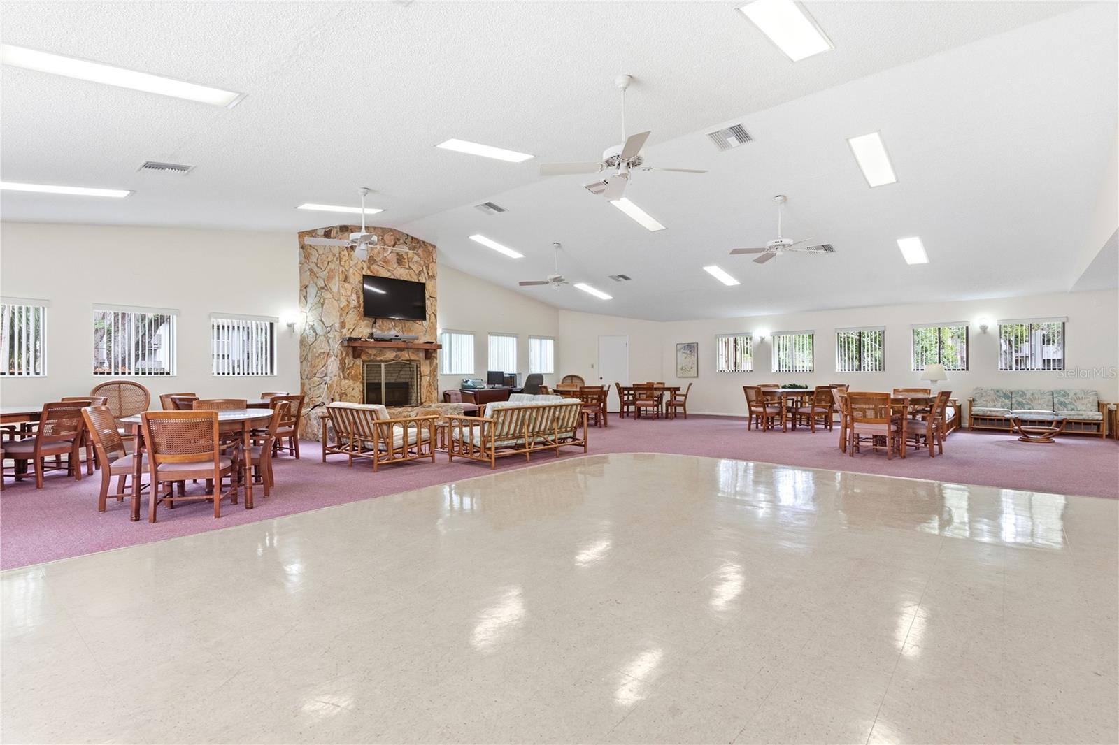 Listing photo id 38 for 514 Longfellow Court  B