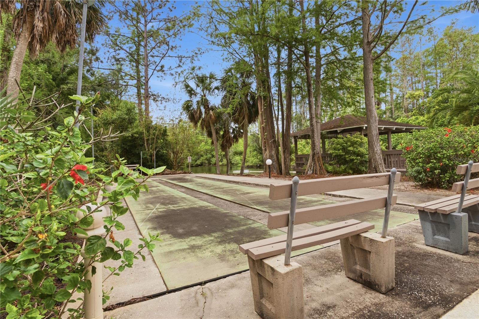 Listing photo id 40 for 514 Longfellow Court  B