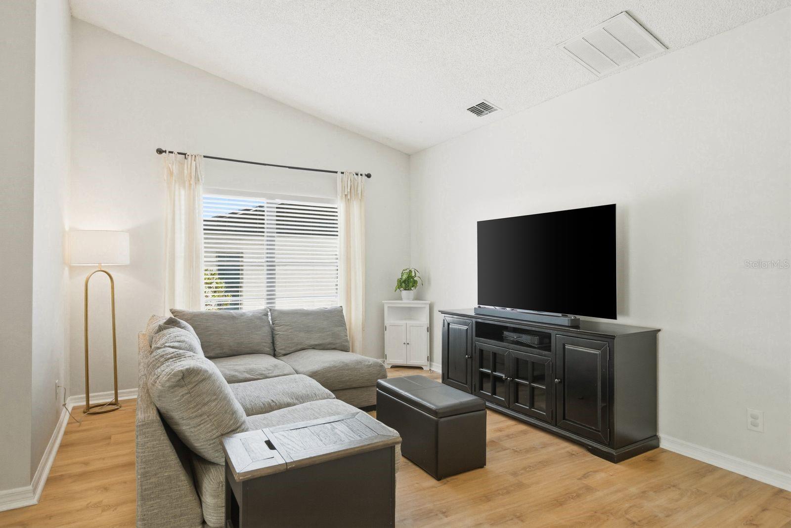 Listing photo id 8 for 1011 Ridge Drive