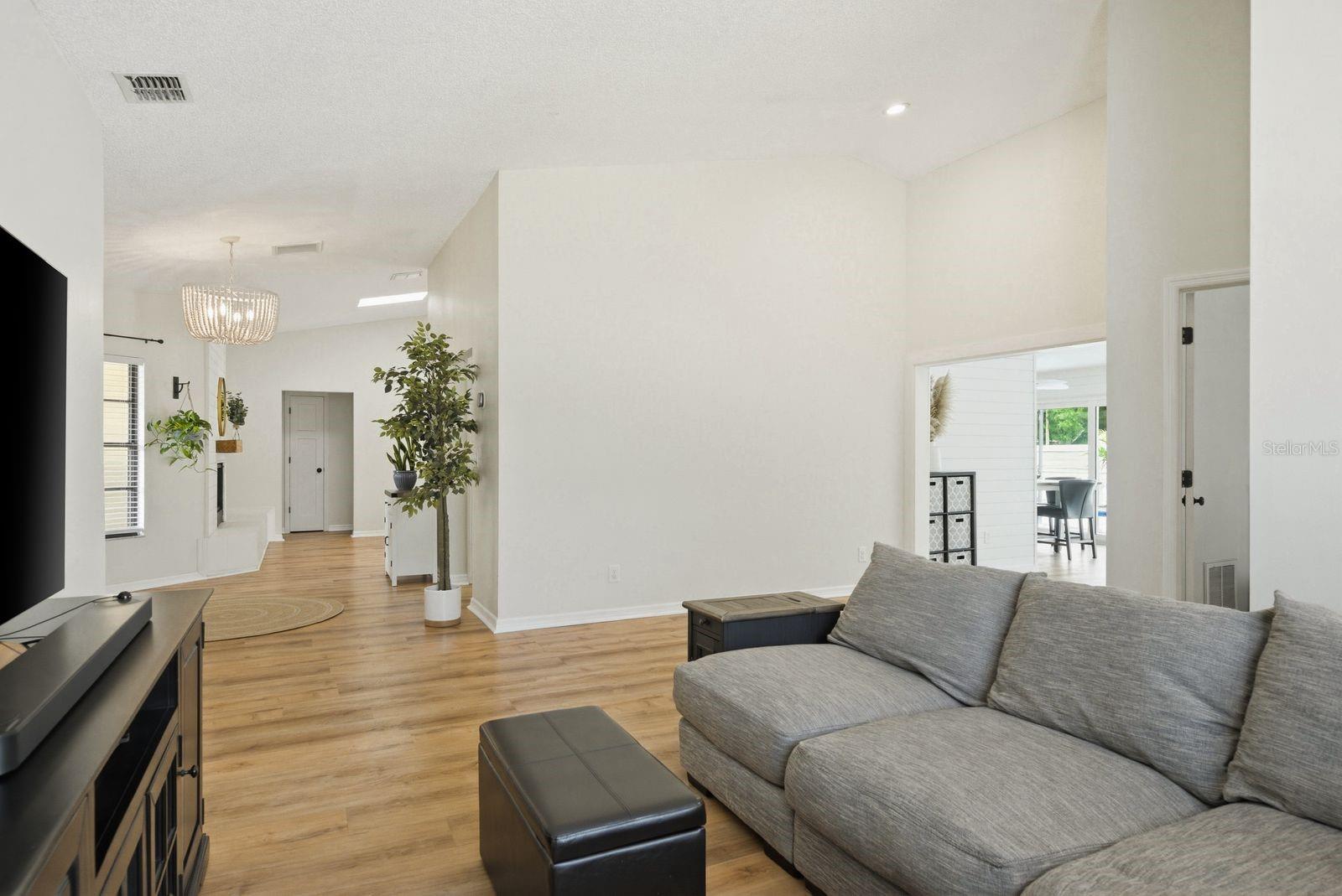 Listing photo id 9 for 1011 Ridge Drive