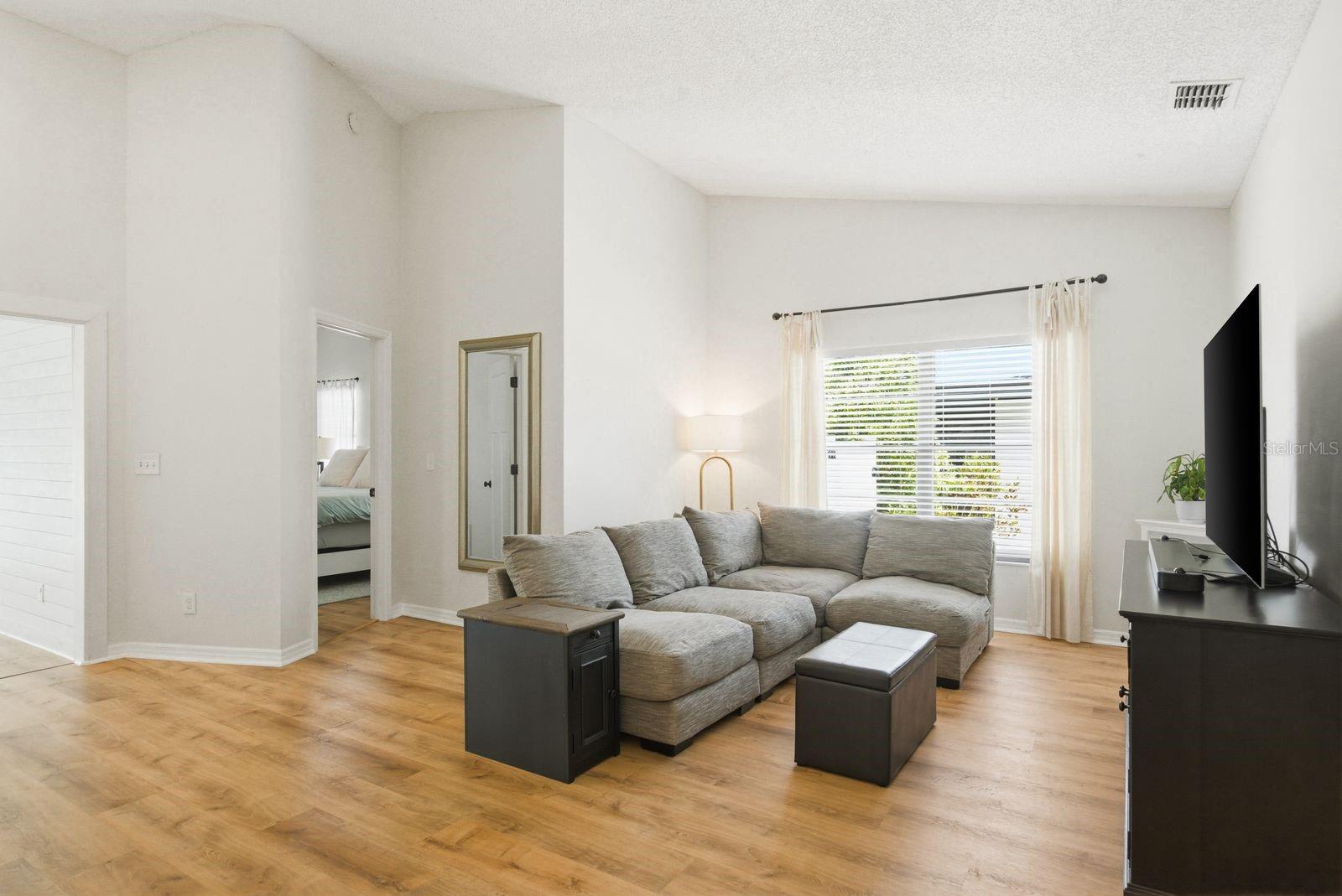 Listing photo id 7 for 1011 Ridge Drive