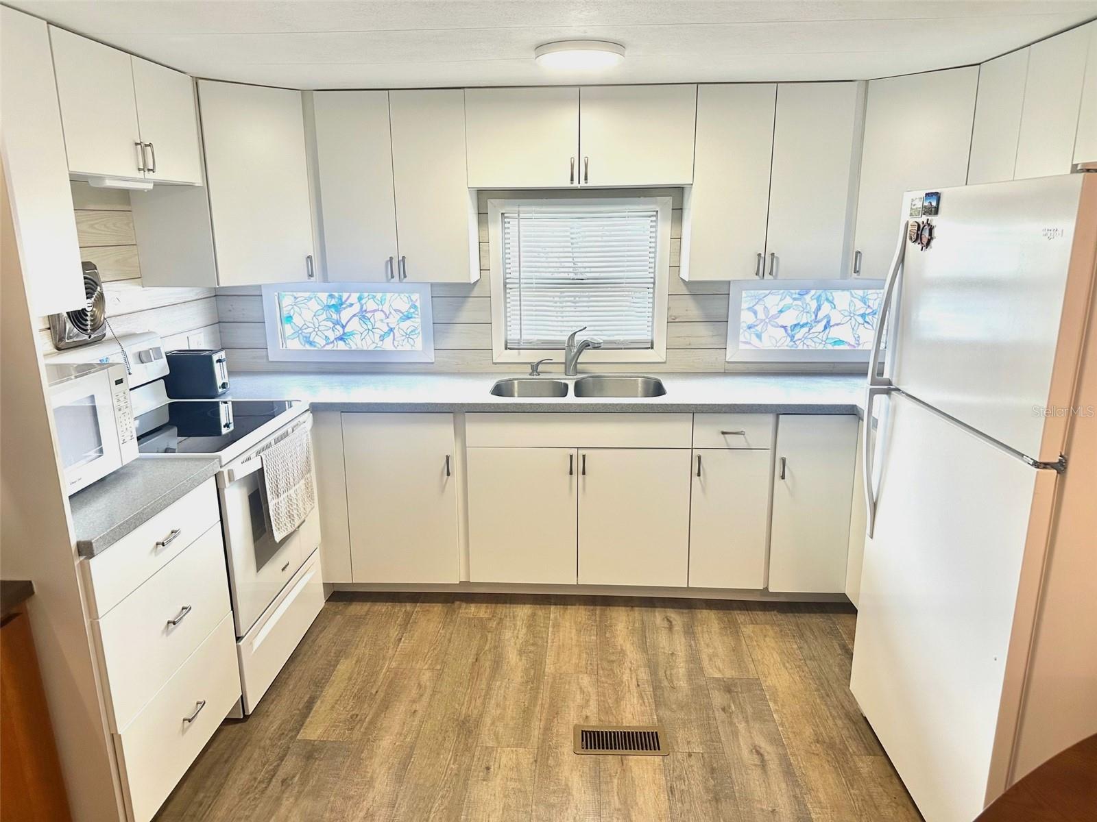 Listing photo id 0 for 9790 66th Street N 362