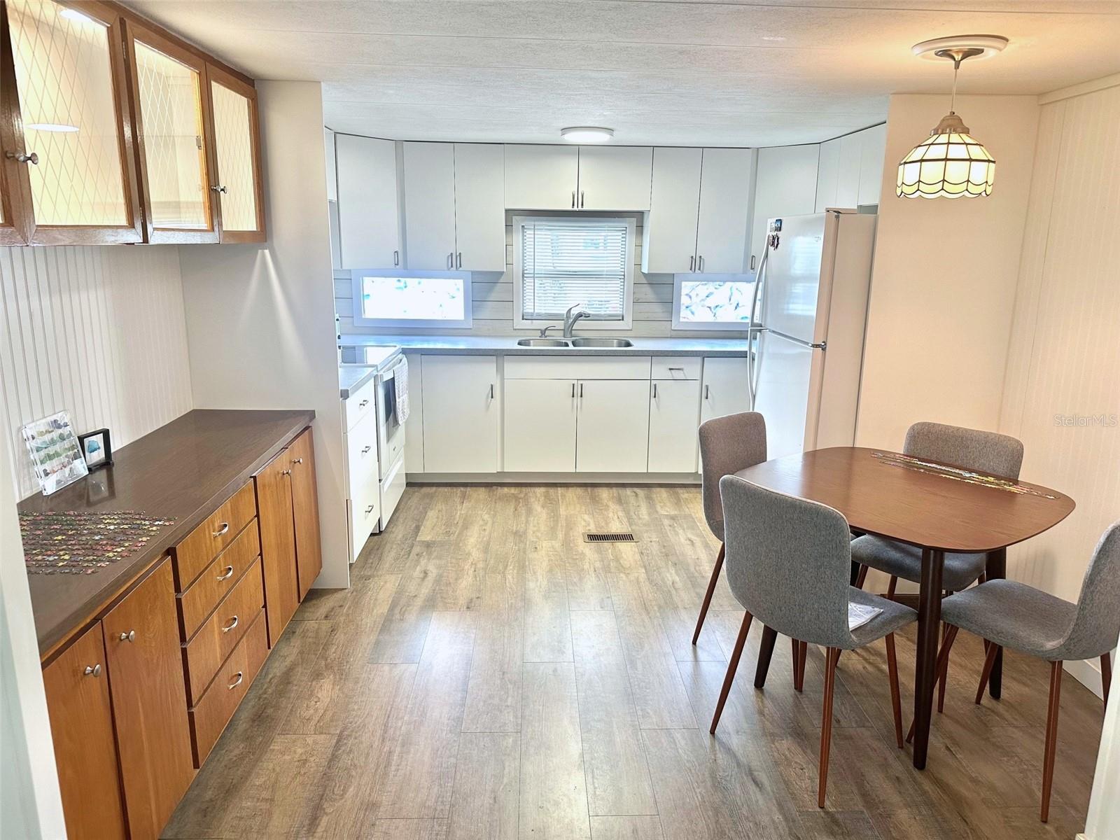 Listing photo id 5 for 9790 66th Street N 362