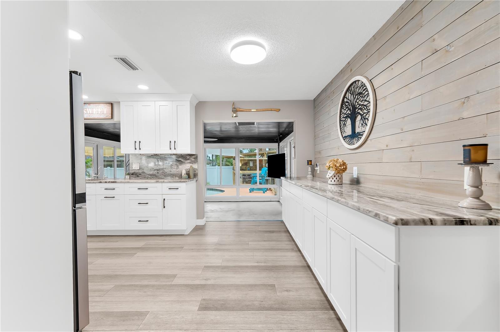 Listing photo id 8 for 1467 Cambridge Drive