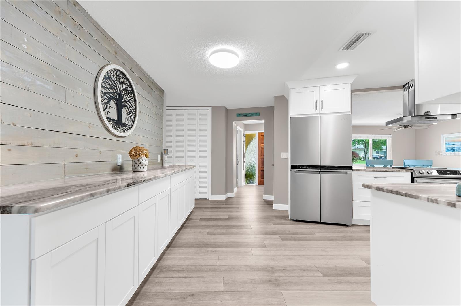 Listing photo id 10 for 1467 Cambridge Drive