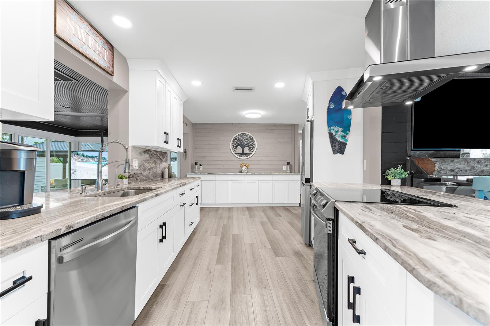 Listing photo id 12 for 1467 Cambridge Drive