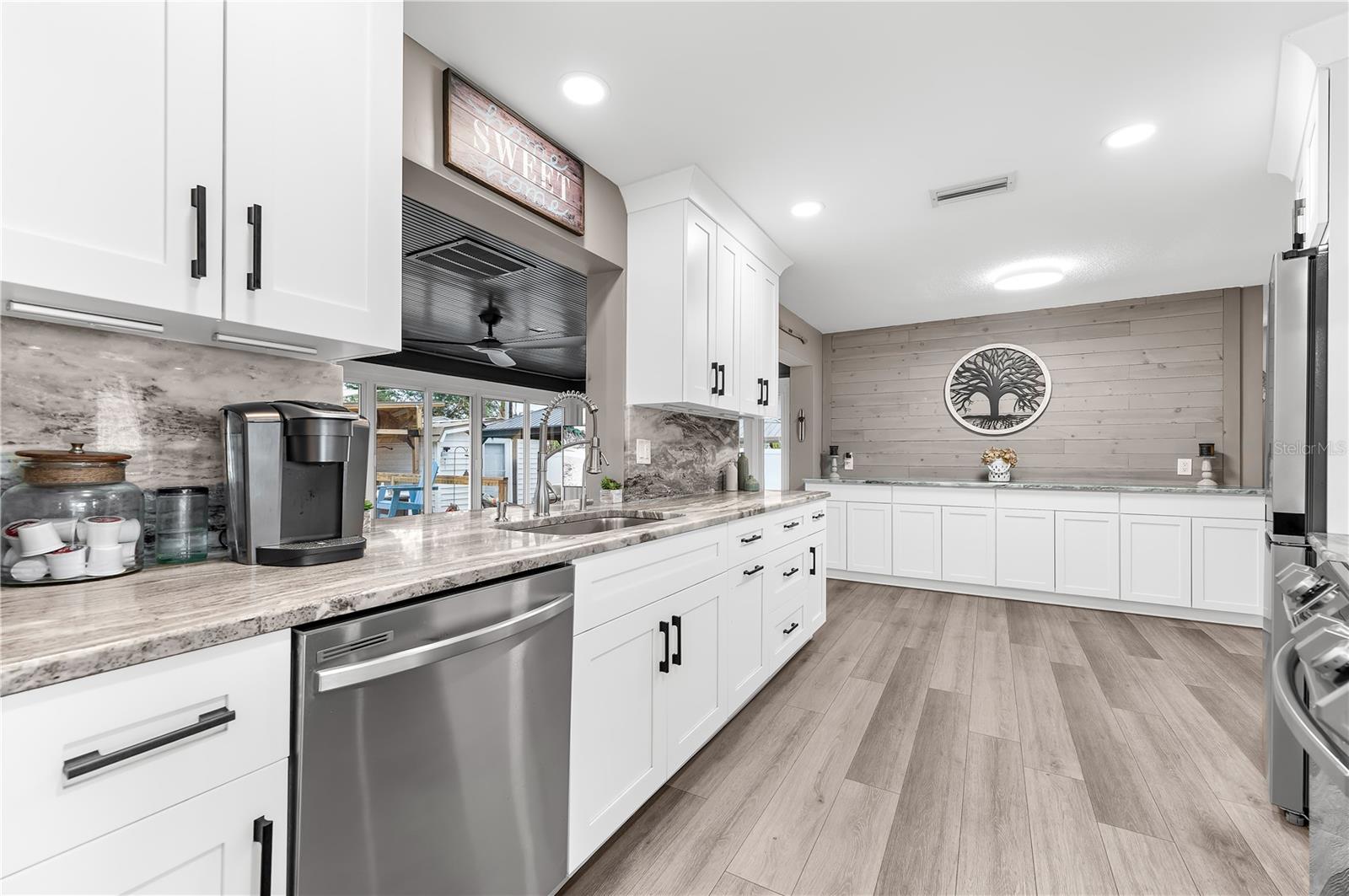 Listing photo id 14 for 1467 Cambridge Drive