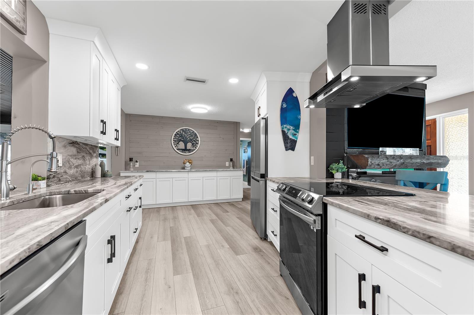 Listing photo id 15 for 1467 Cambridge Drive