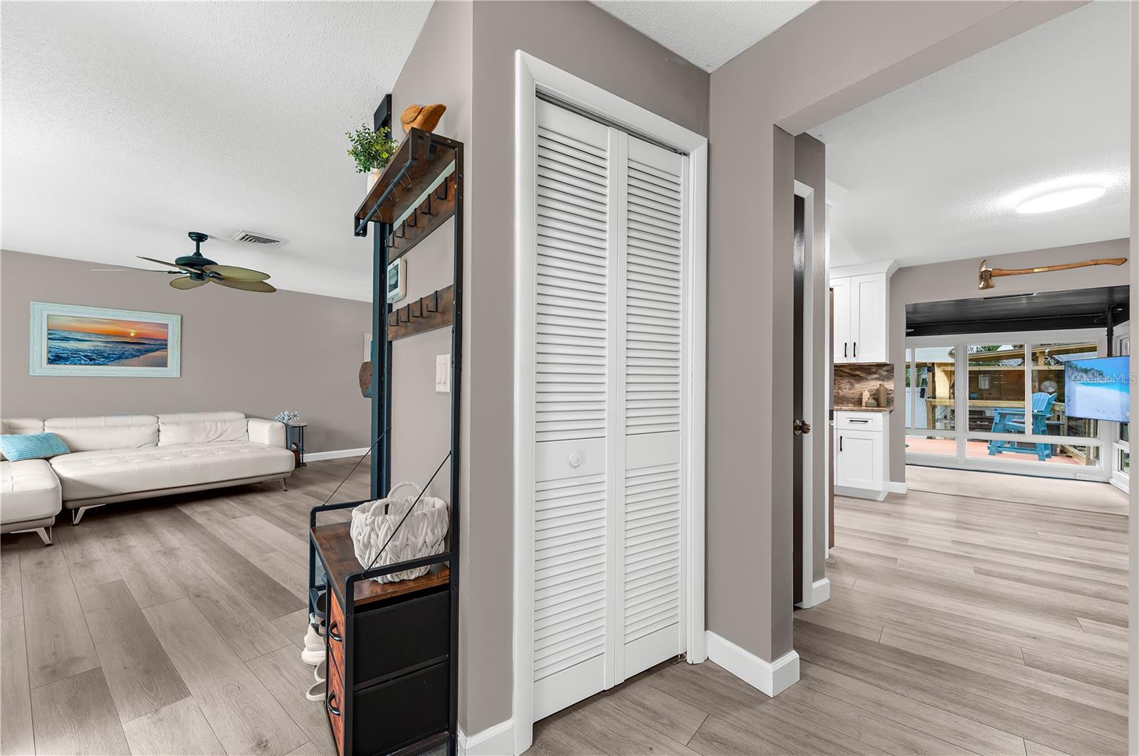 Listing photo id 16 for 1467 Cambridge Drive