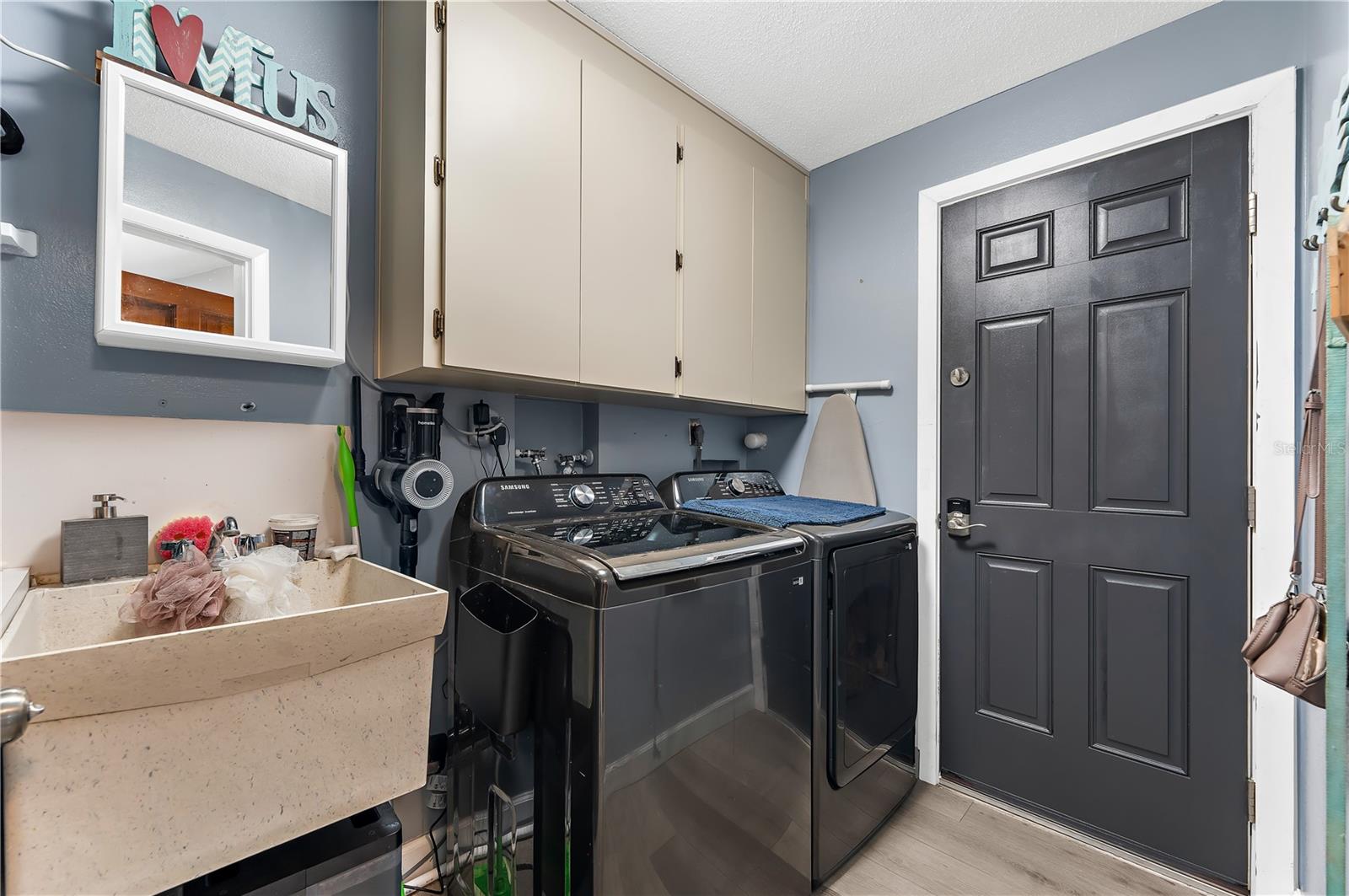 Listing photo id 17 for 1467 Cambridge Drive