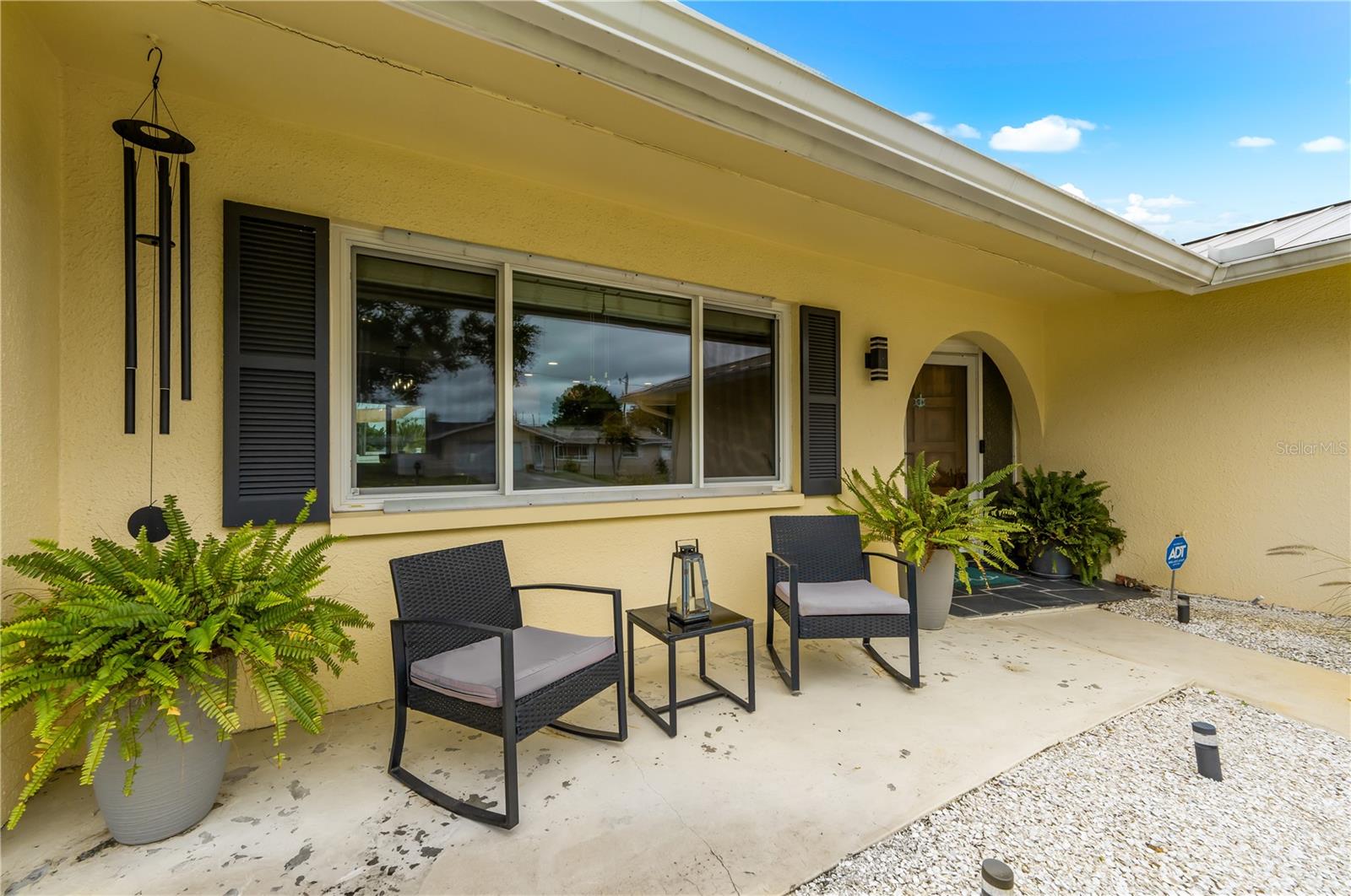 Listing photo id 0 for 1467 Cambridge Drive