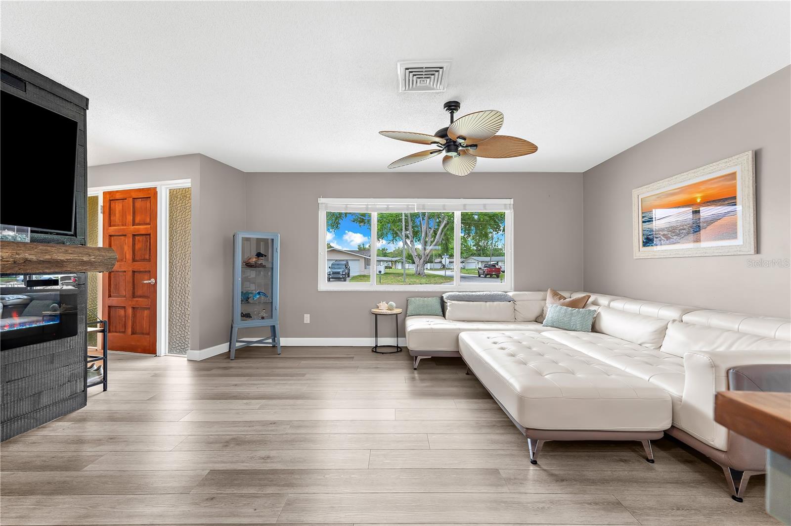 Listing photo id 1 for 1467 Cambridge Drive