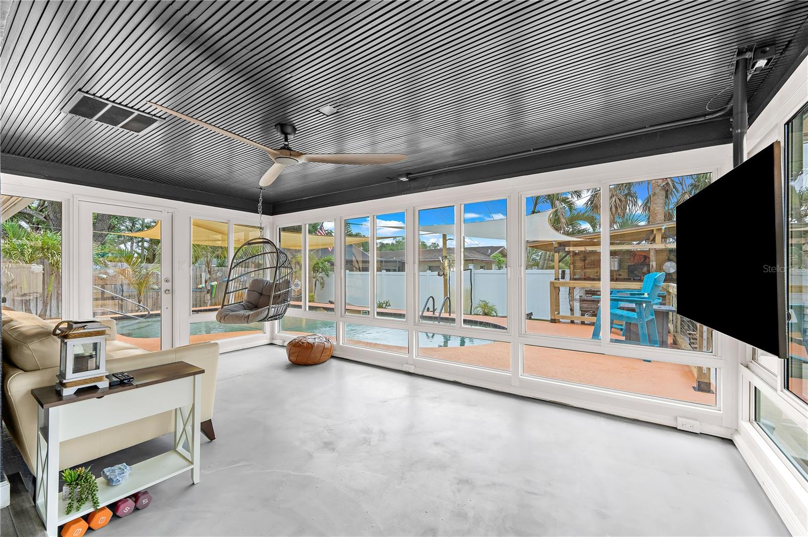 Listing photo id 33 for 1467 Cambridge Drive