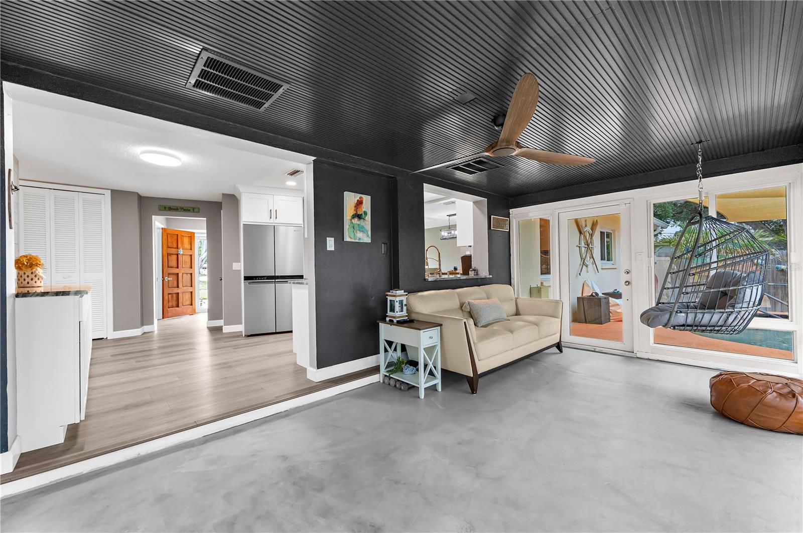 Listing photo id 34 for 1467 Cambridge Drive