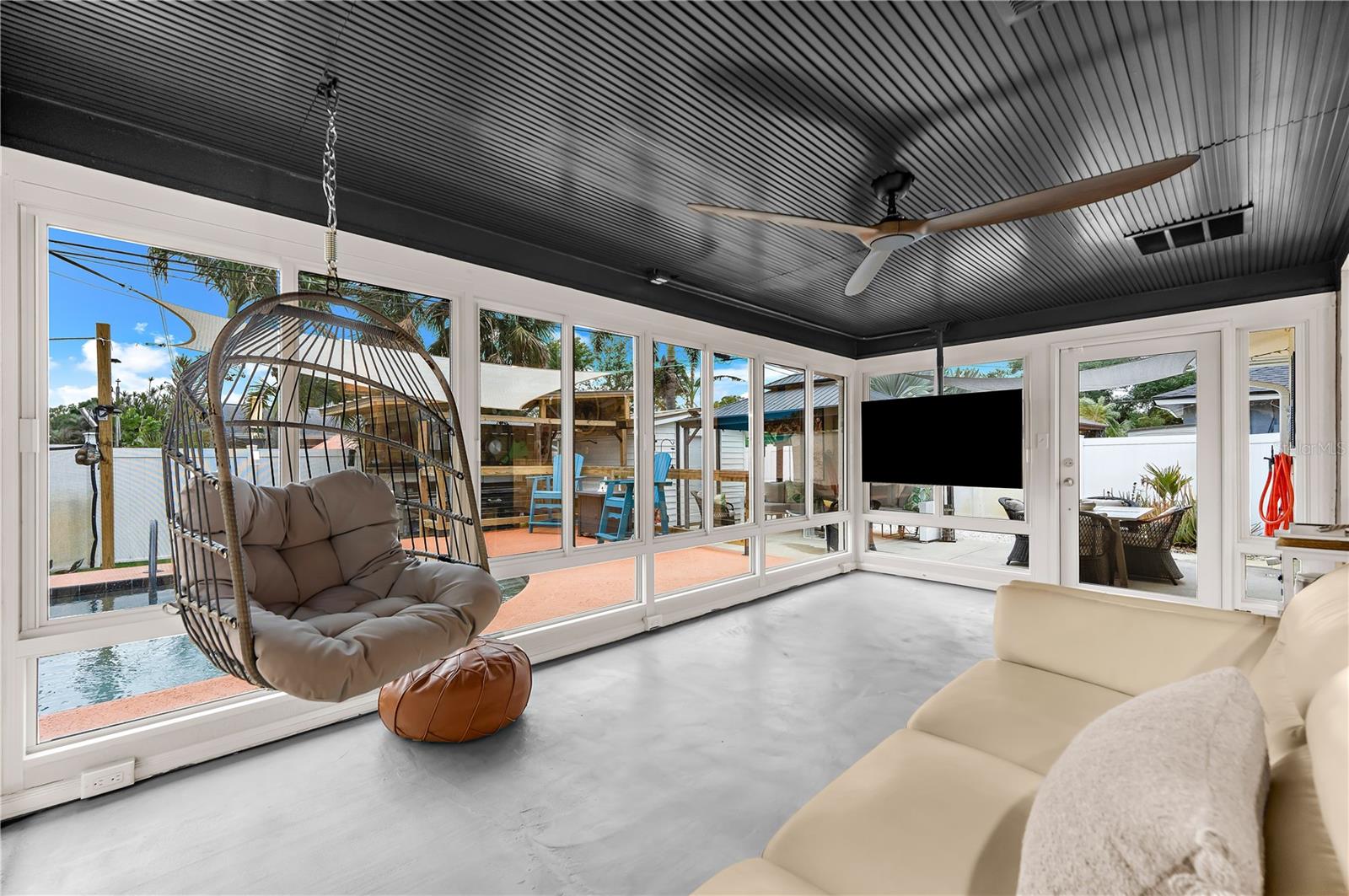 Listing photo id 35 for 1467 Cambridge Drive