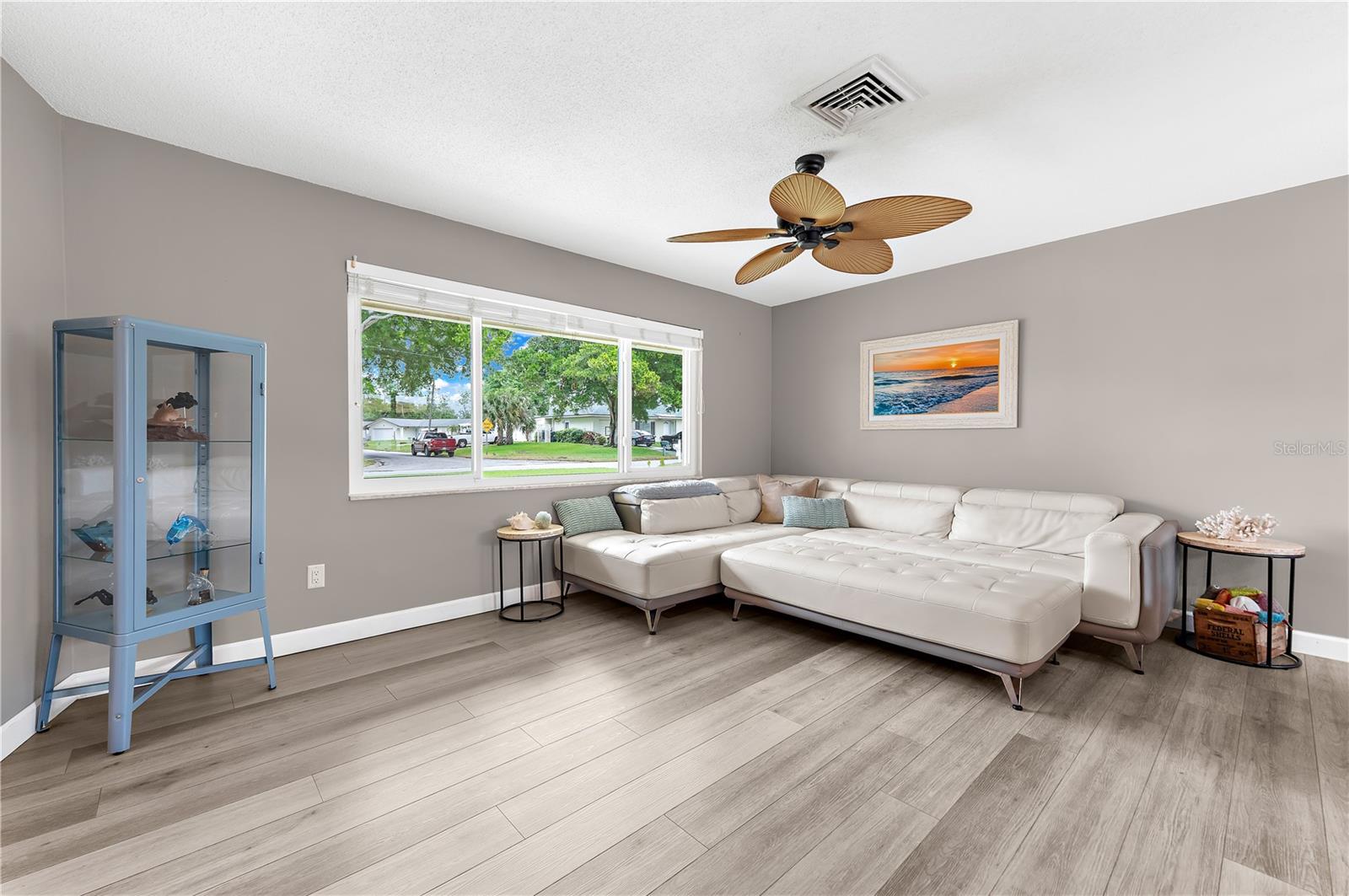 Listing photo id 2 for 1467 Cambridge Drive