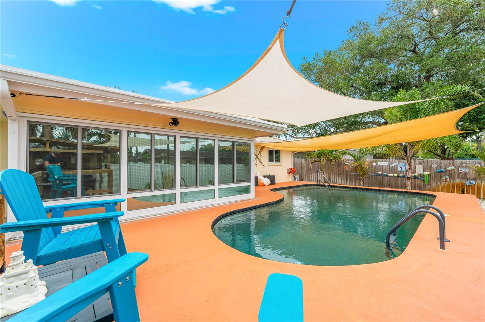 Listing photo id 38 for 1467 Cambridge Drive