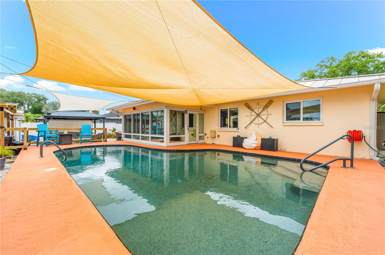 Listing photo id 39 for 1467 Cambridge Drive