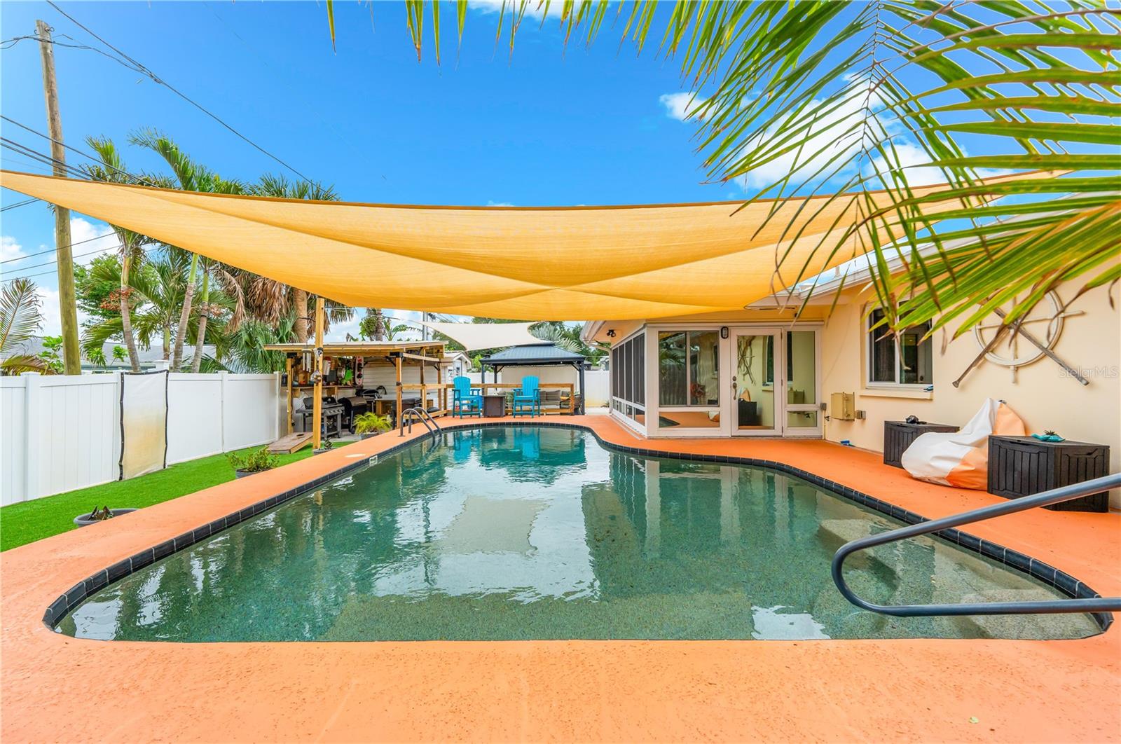 Listing photo id 41 for 1467 Cambridge Drive