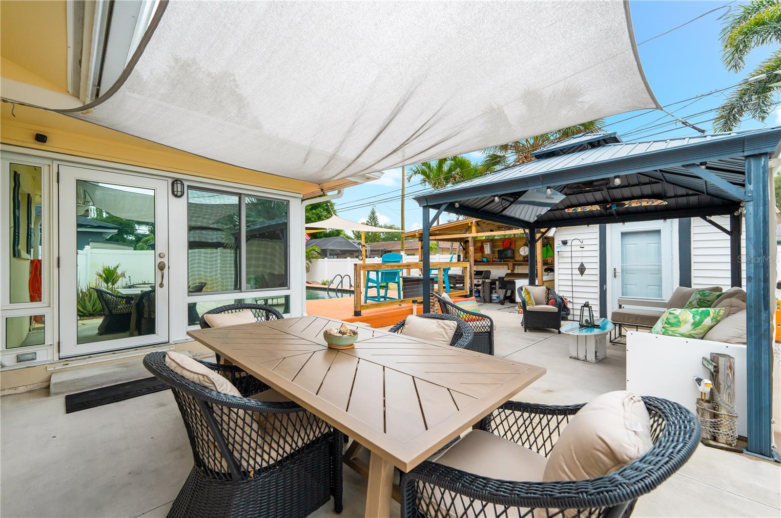 Listing photo id 47 for 1467 Cambridge Drive