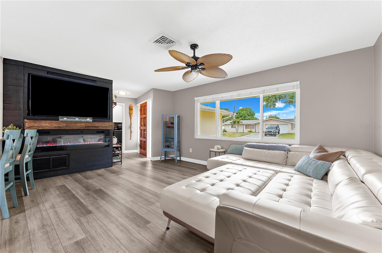 Listing photo id 3 for 1467 Cambridge Drive