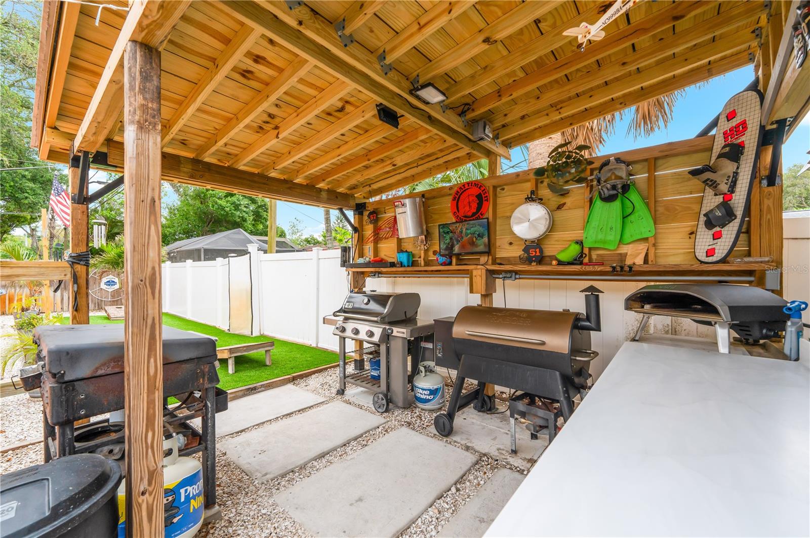 Listing photo id 49 for 1467 Cambridge Drive