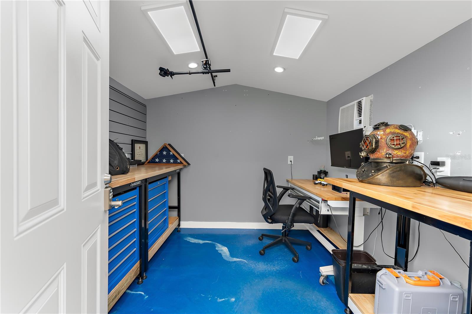 Listing photo id 53 for 1467 Cambridge Drive