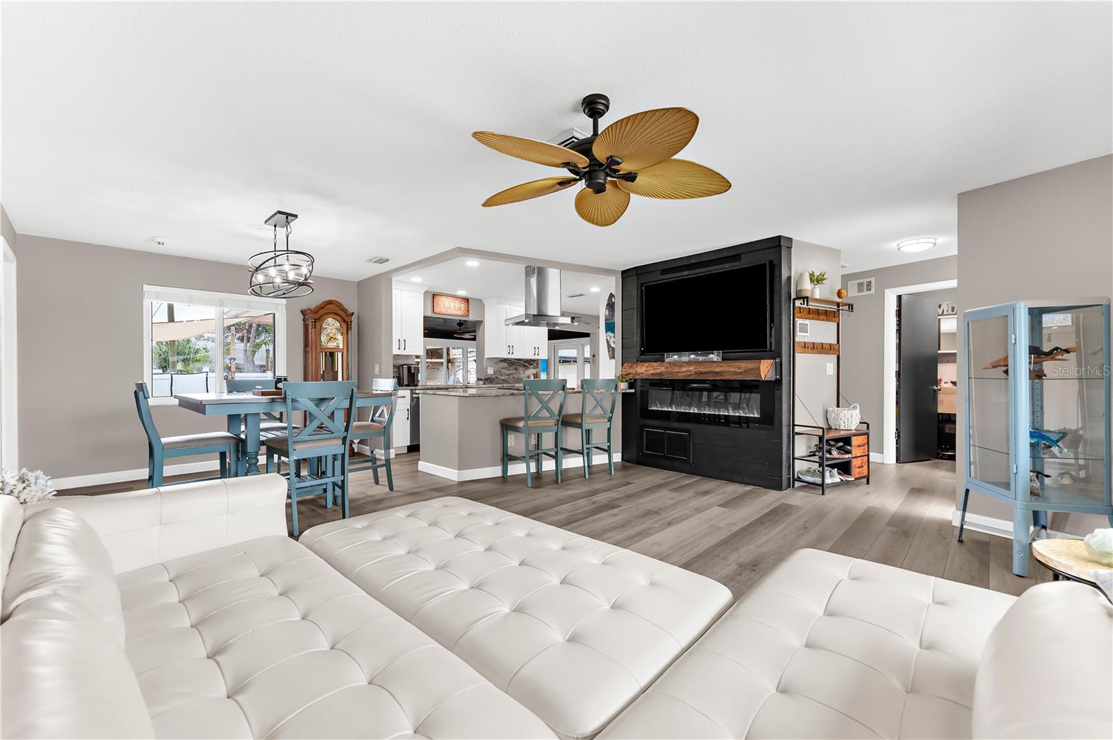 Listing photo id 4 for 1467 Cambridge Drive