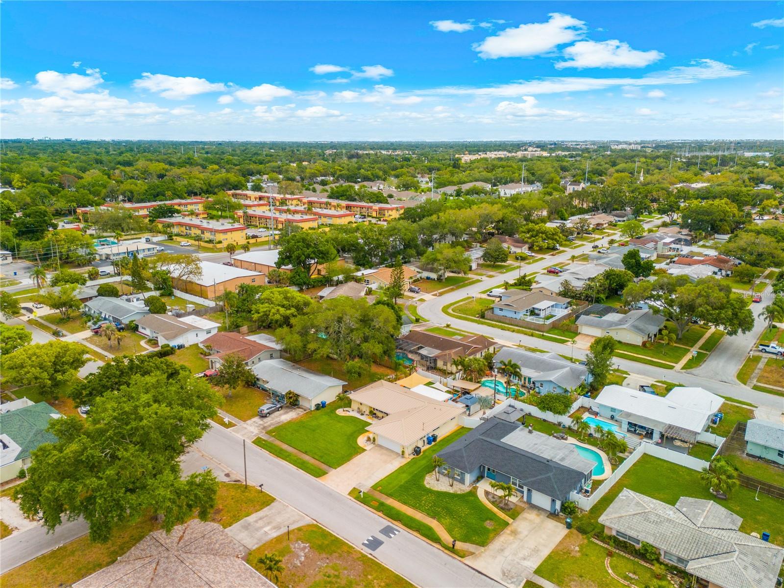 Listing photo id 60 for 1467 Cambridge Drive