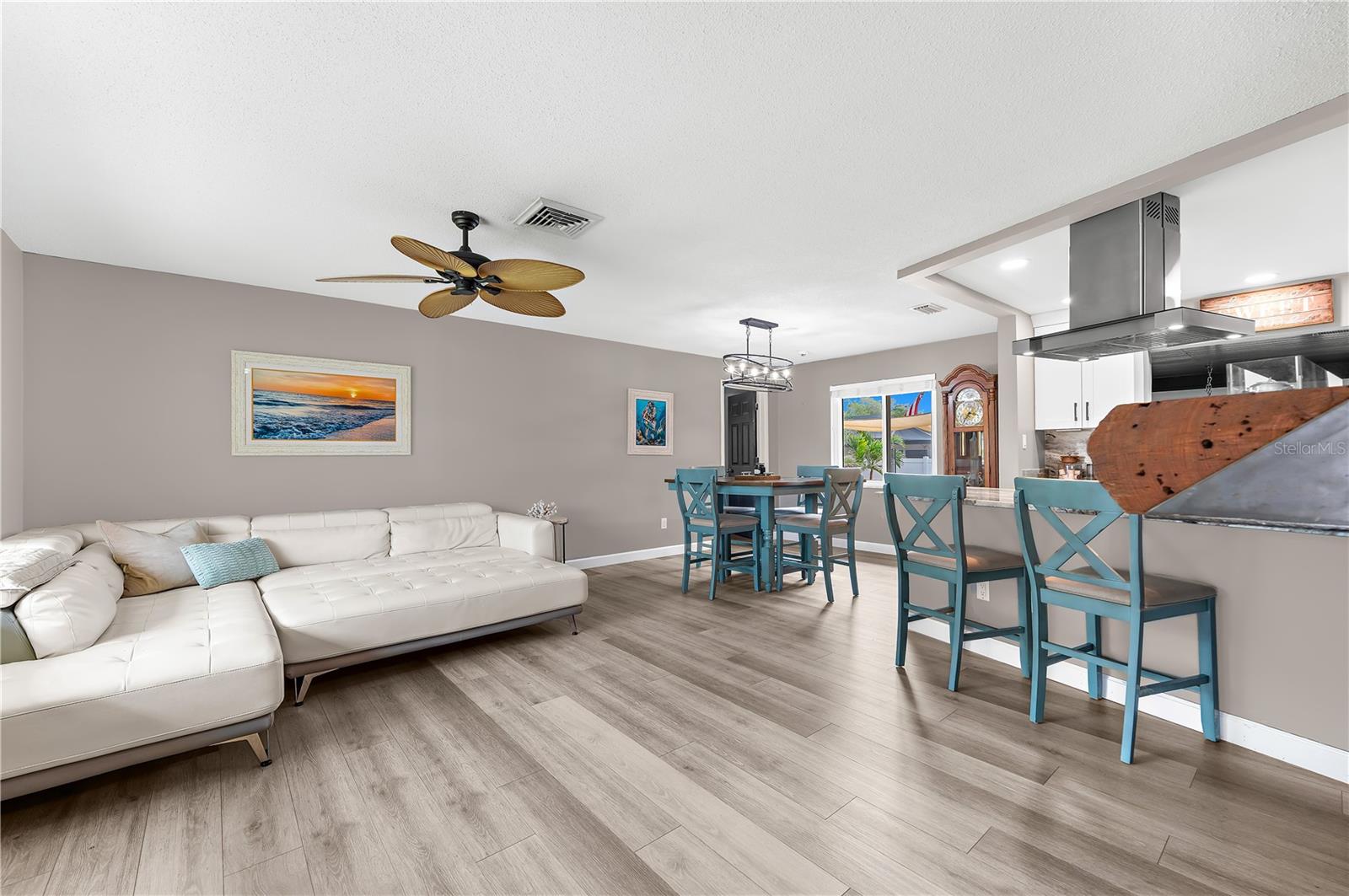 Listing photo id 5 for 1467 Cambridge Drive