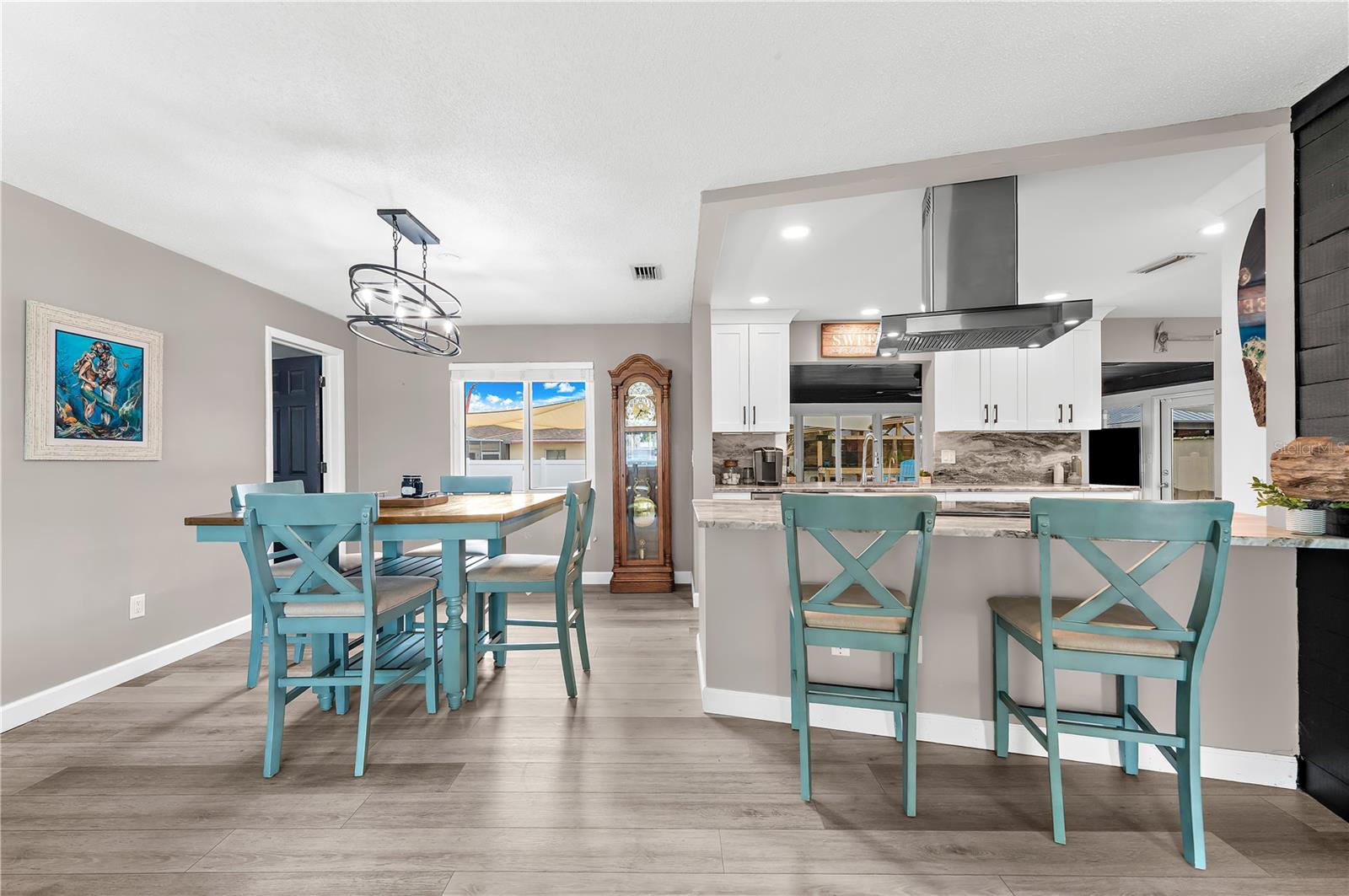 Listing photo id 6 for 1467 Cambridge Drive