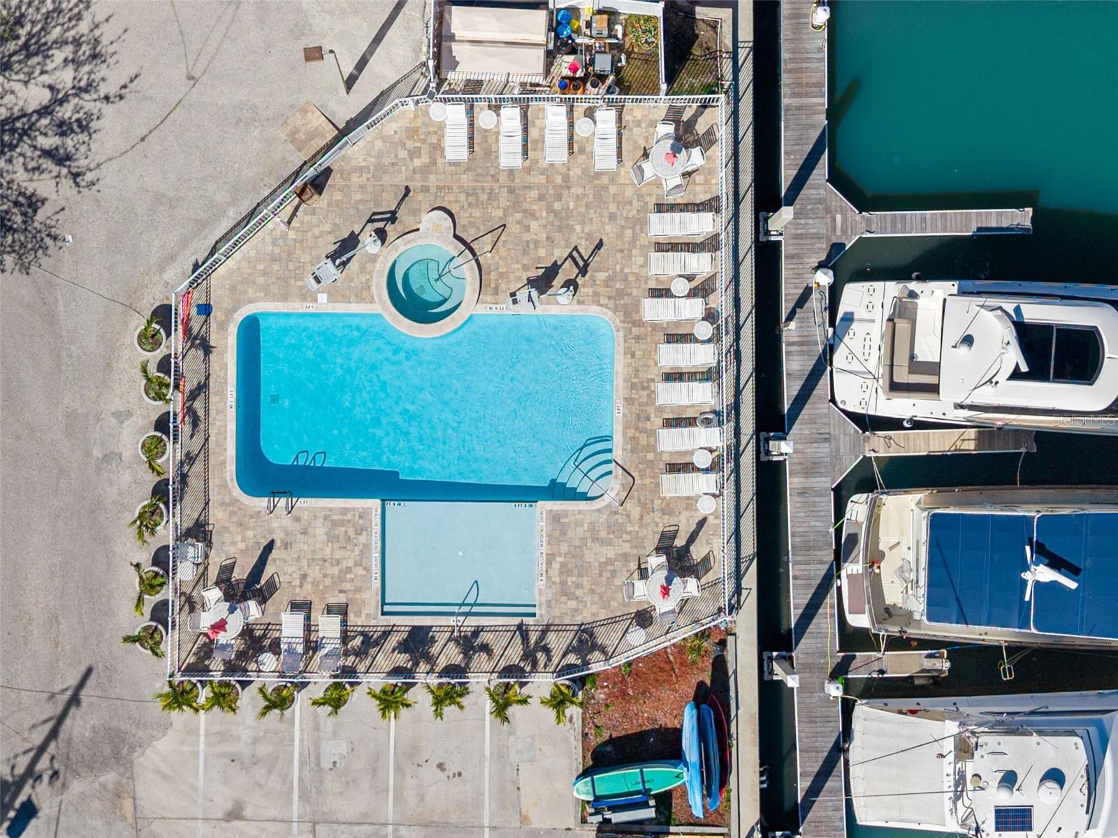 Listing photo id 16 for 13101 Gulf Boulevard 1605
