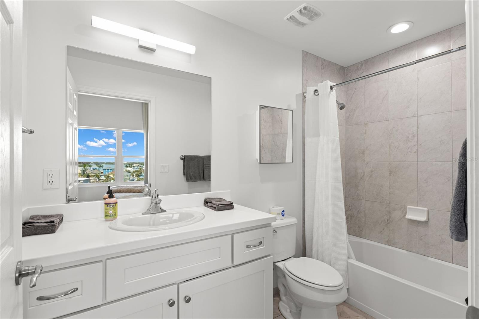 Listing photo id 22 for 13101 Gulf Boulevard 1605
