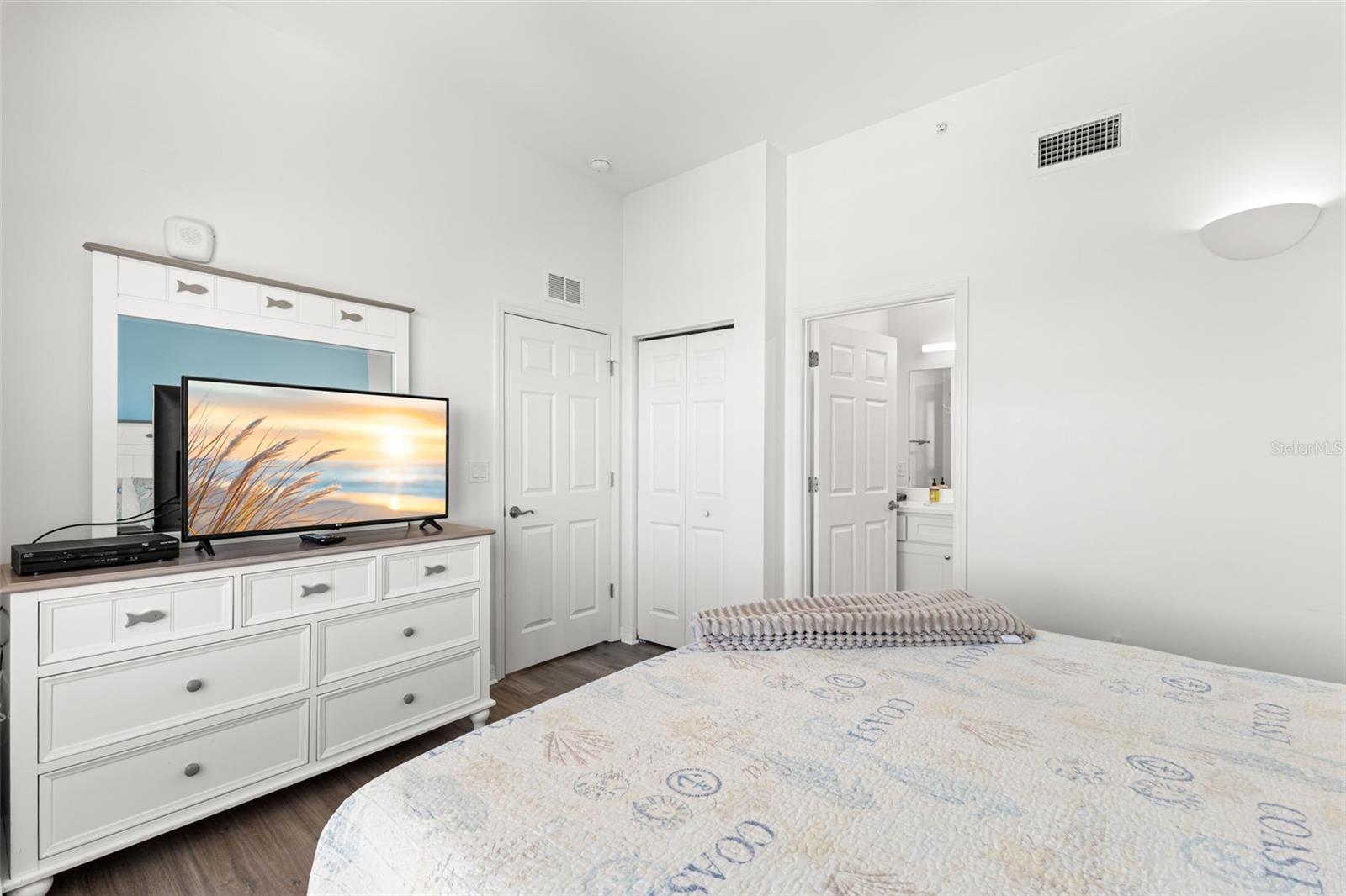Listing photo id 24 for 13101 Gulf Boulevard 1605