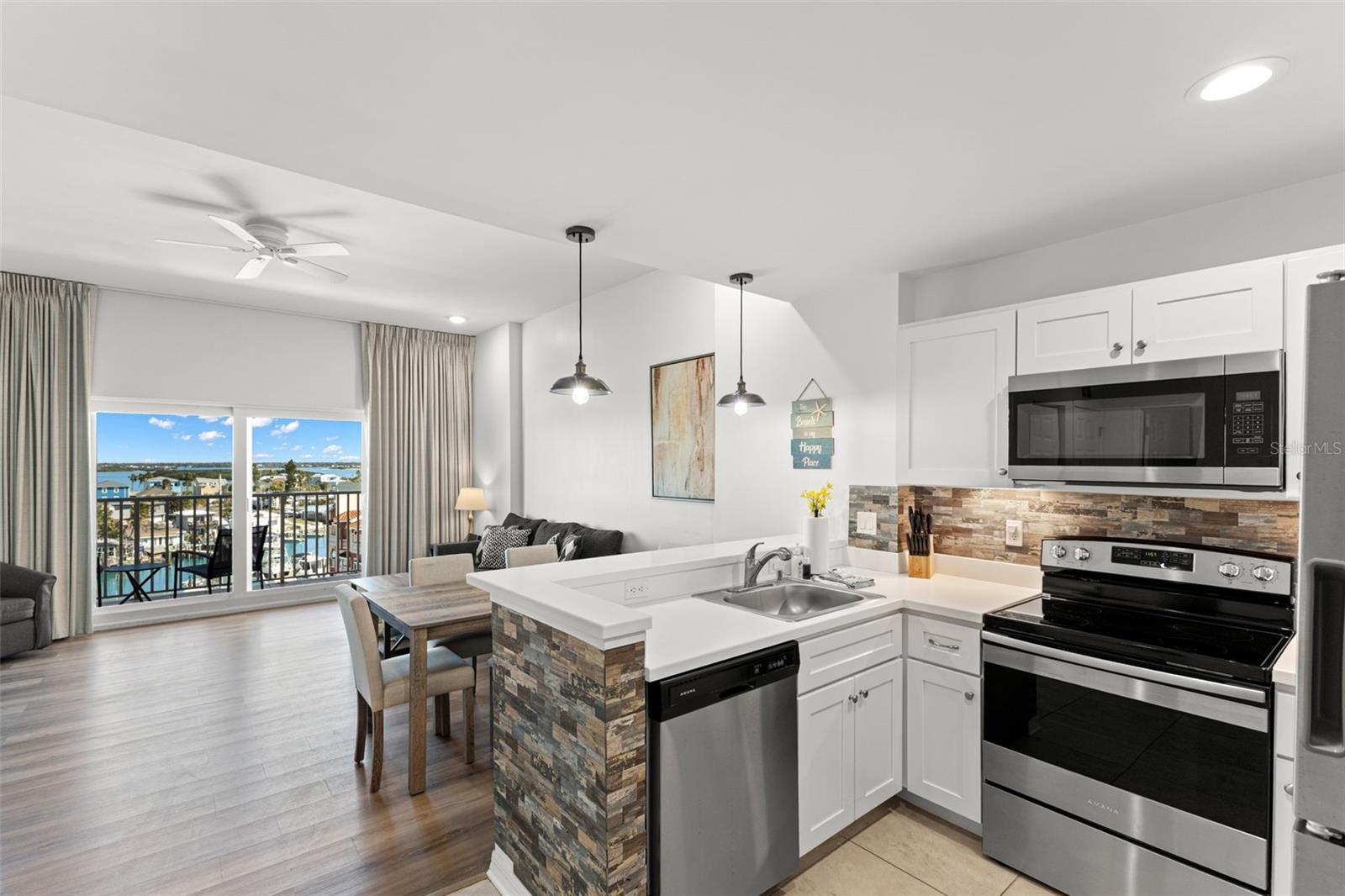Listing photo id 3 for 13101 Gulf Boulevard 1605