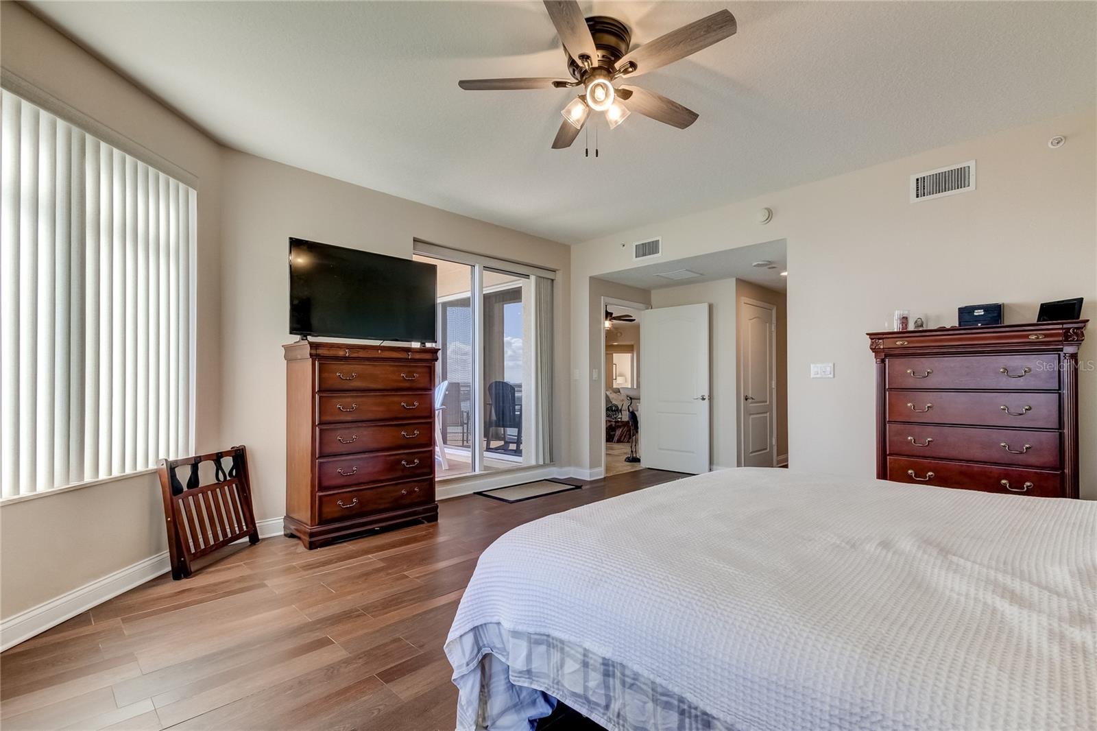 Image 11 of 25 For 521 Mandalay Avenue 1109