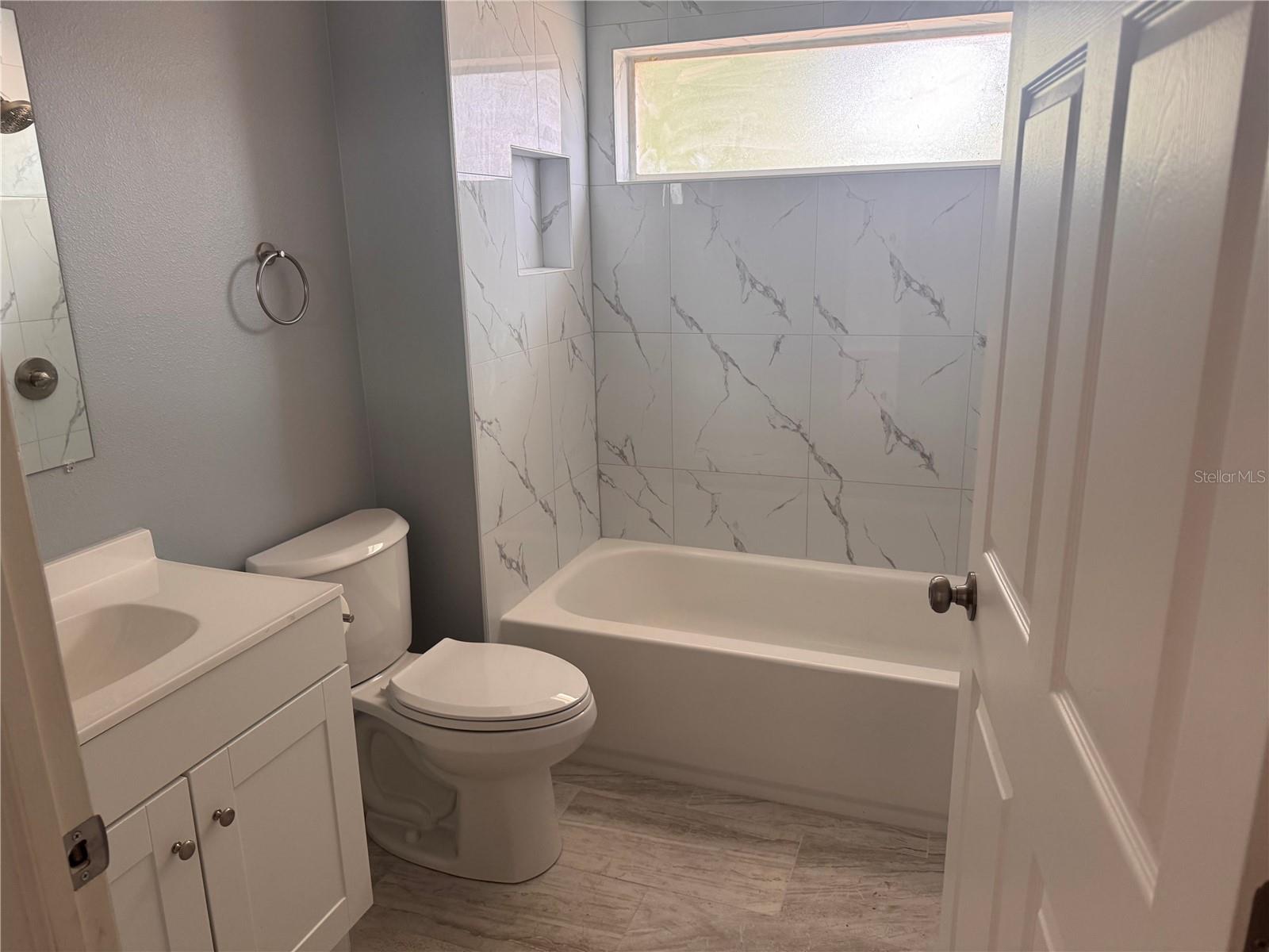 Image 10 of 16 For 1125 Rohe Street B