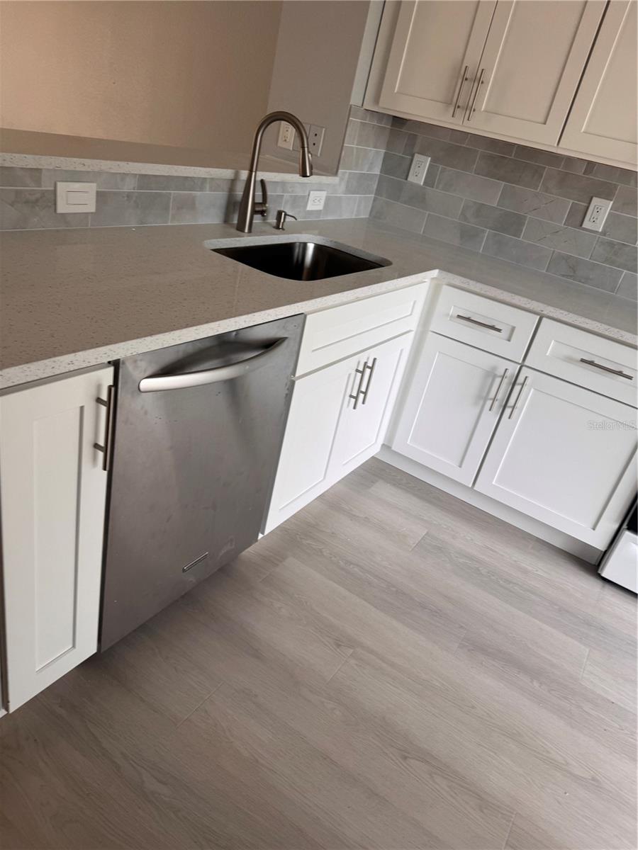 Image 3 of 16 For 1125 Rohe Street B