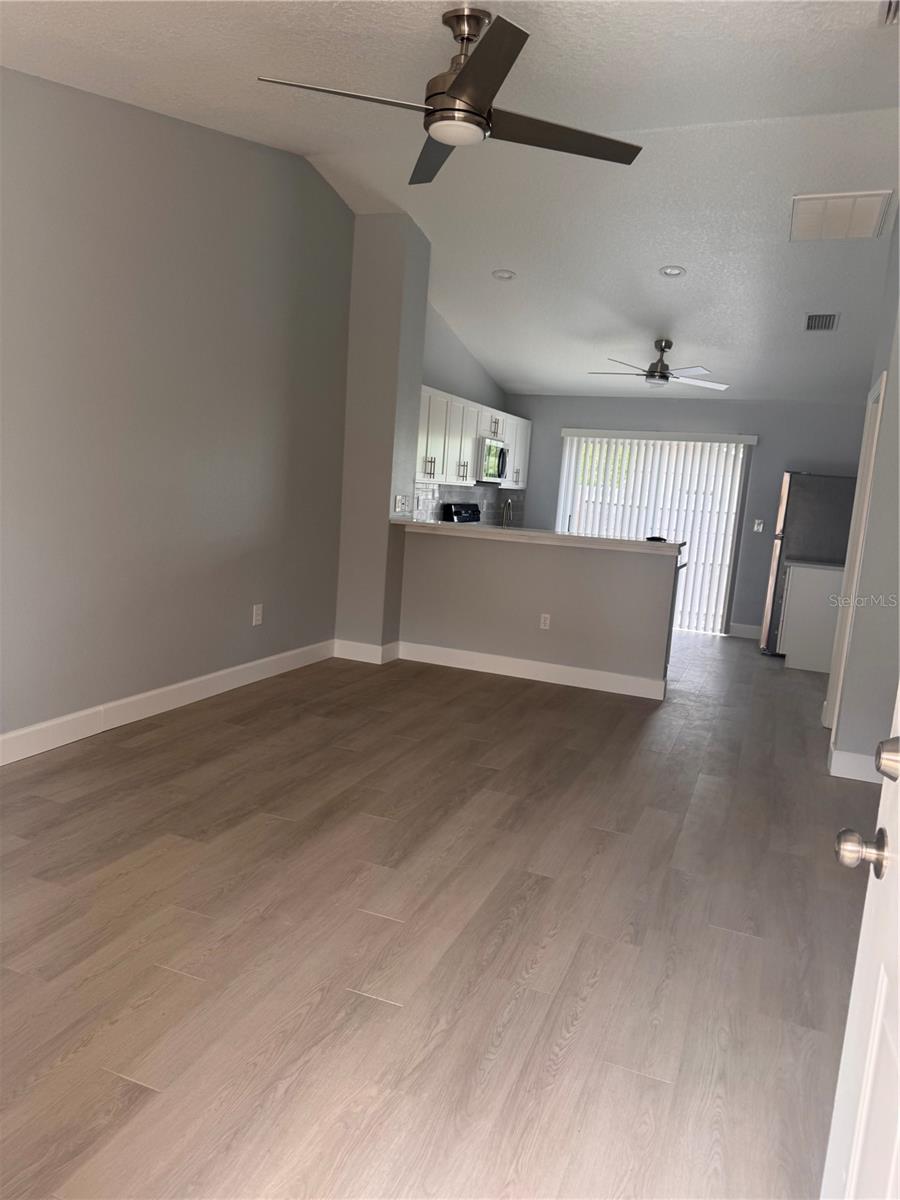 Image 5 of 16 For 1125 Rohe Street B