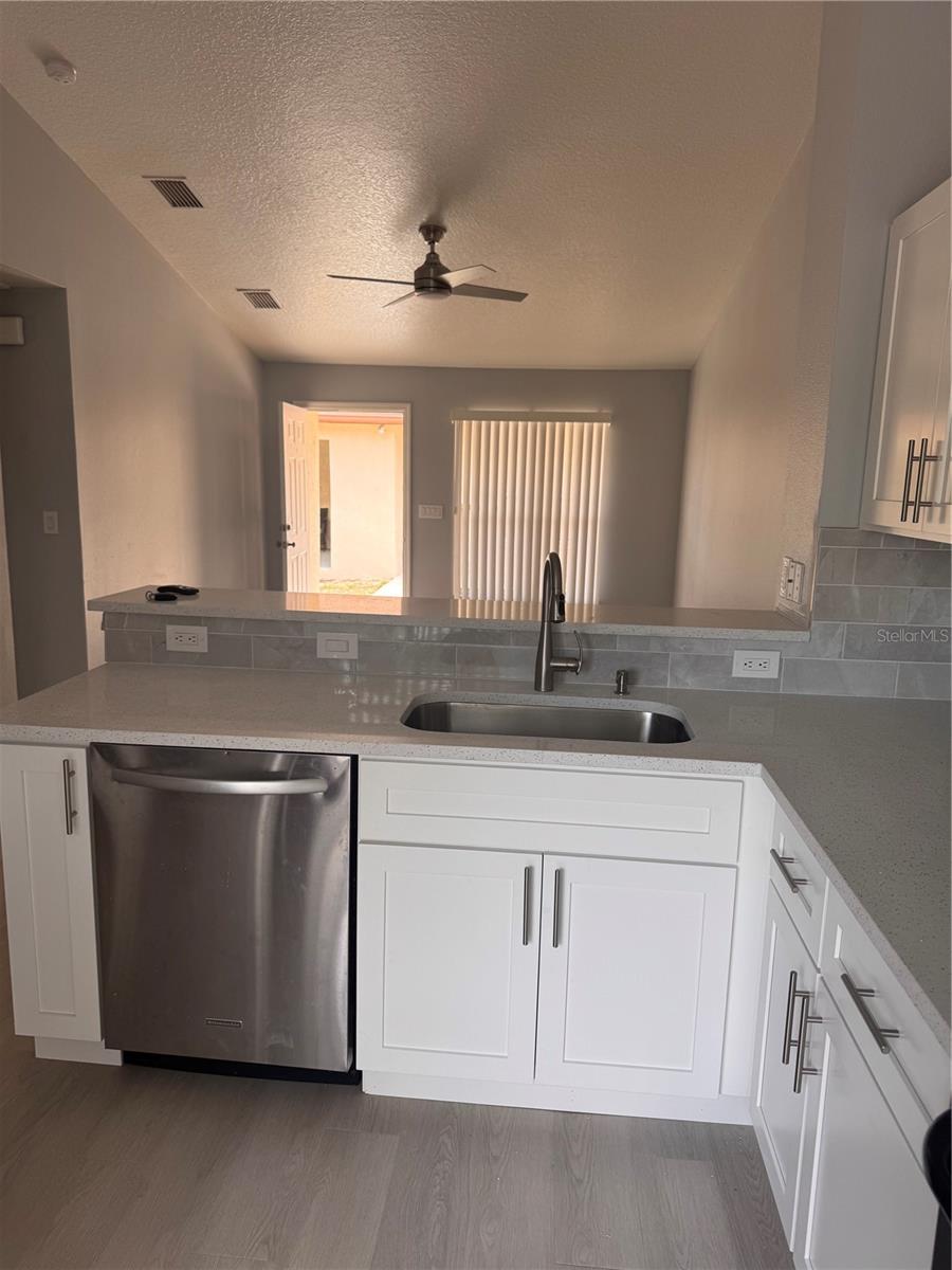 Image 8 of 16 For 1125 Rohe Street B