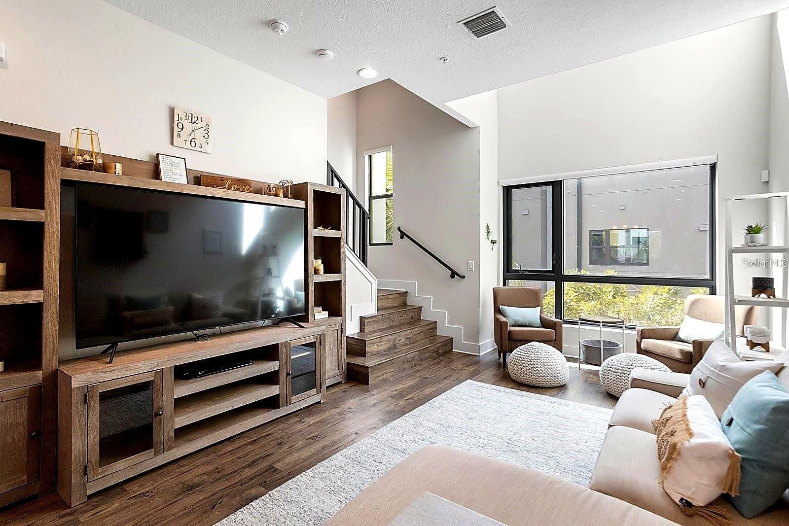 Image 10 of 23 For 915 Arlington Avenue N