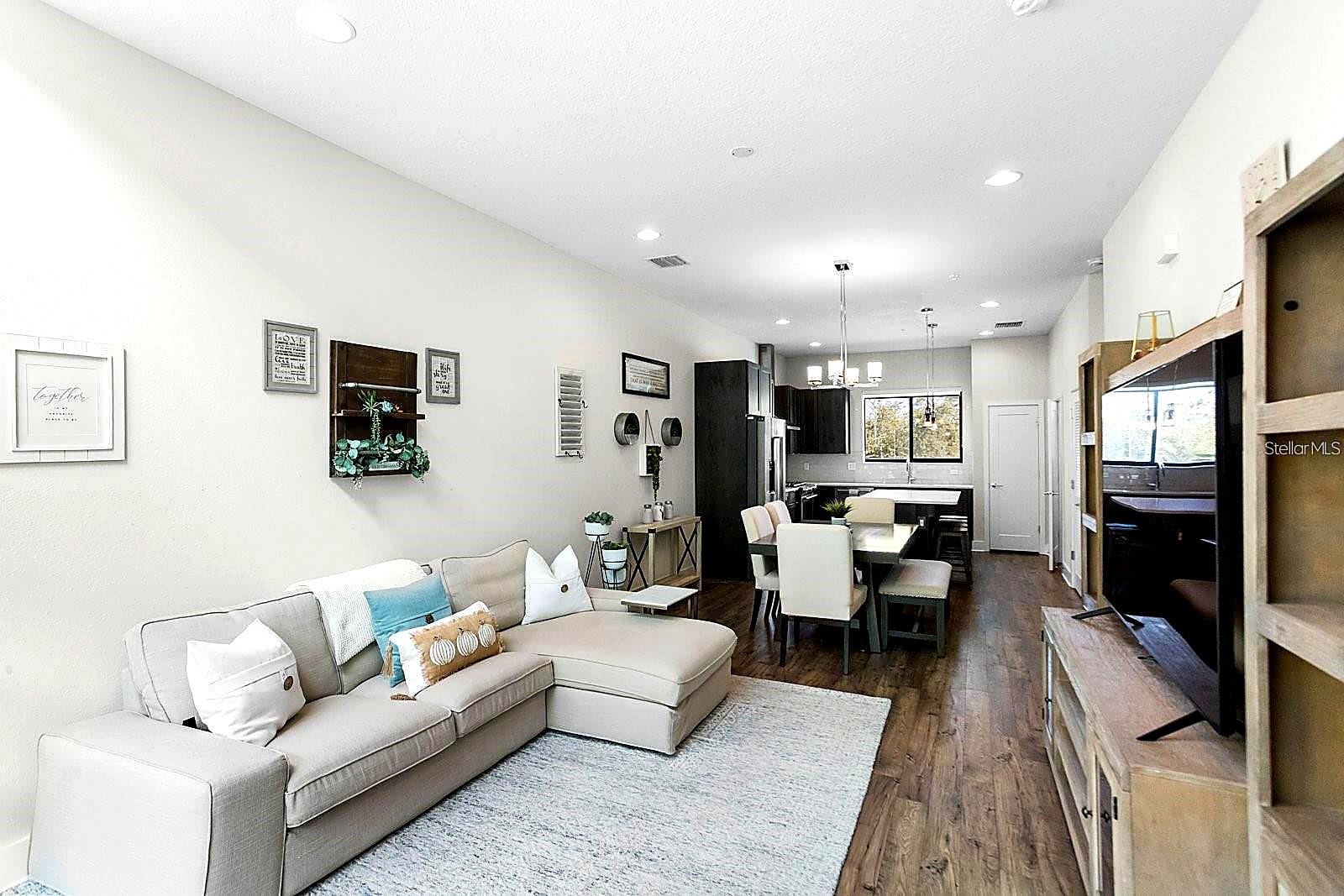 Image 11 of 23 For 915 Arlington Avenue N