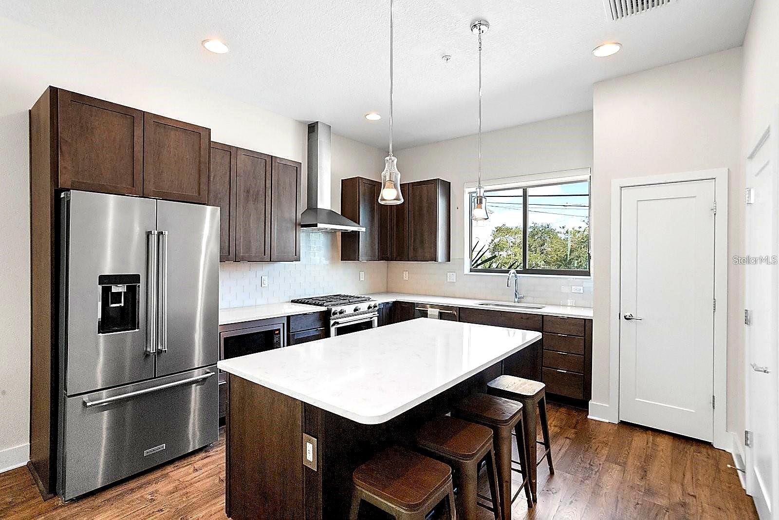 Image 12 of 23 For 915 Arlington Avenue N