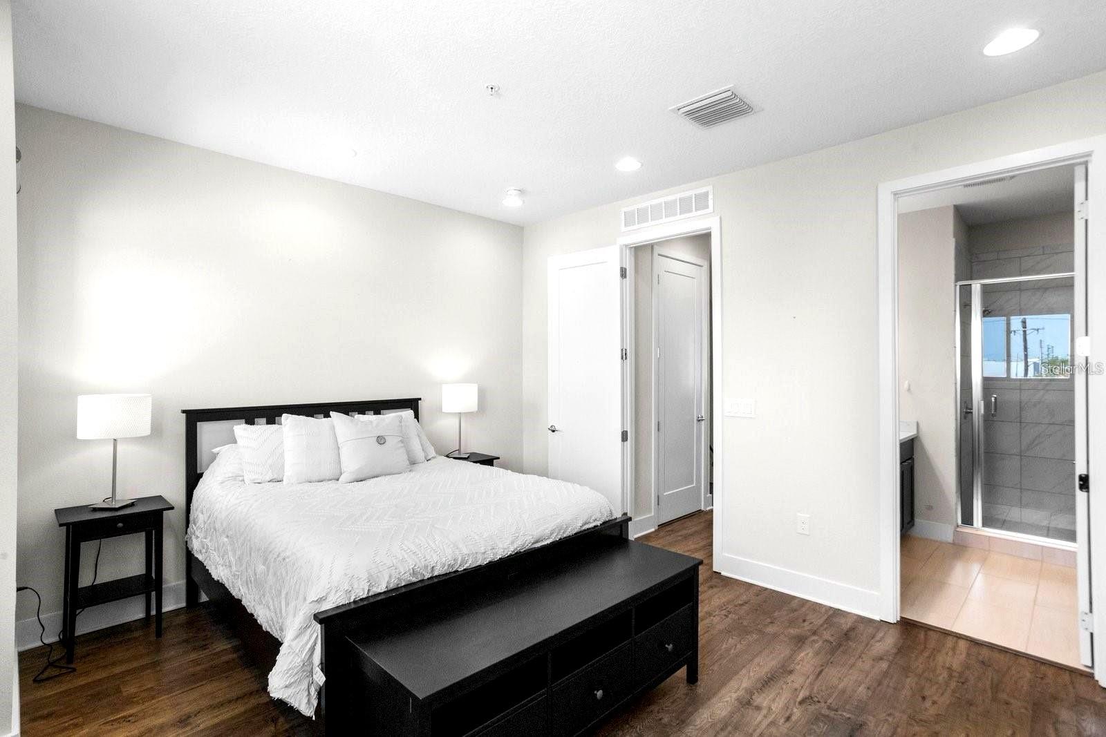 Image 14 of 23 For 915 Arlington Avenue N