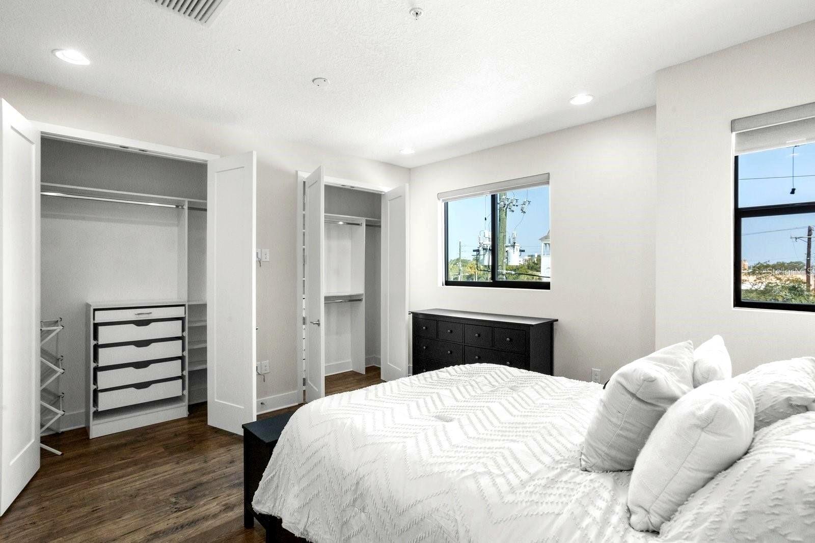 Image 15 of 23 For 915 Arlington Avenue N