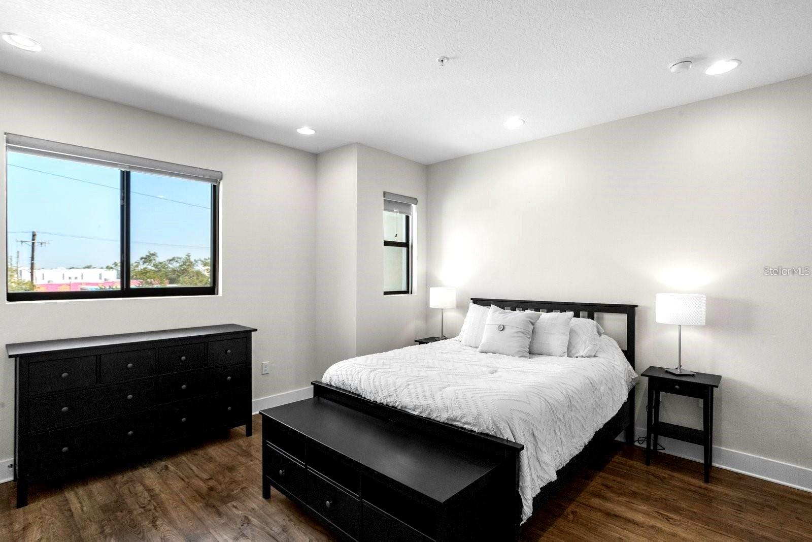 Image 16 of 23 For 915 Arlington Avenue N