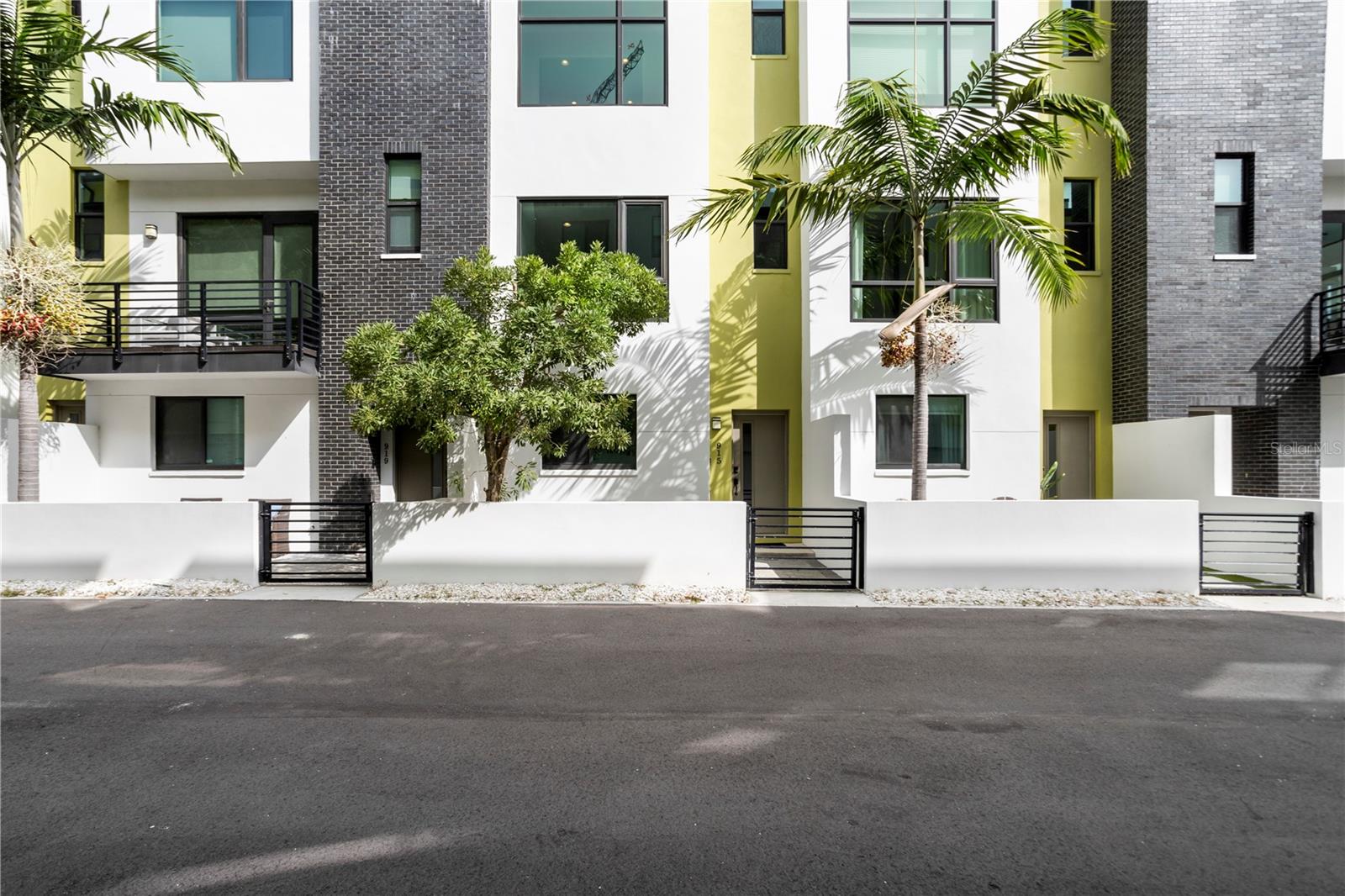 Image 2 of 23 For 915 Arlington Avenue N