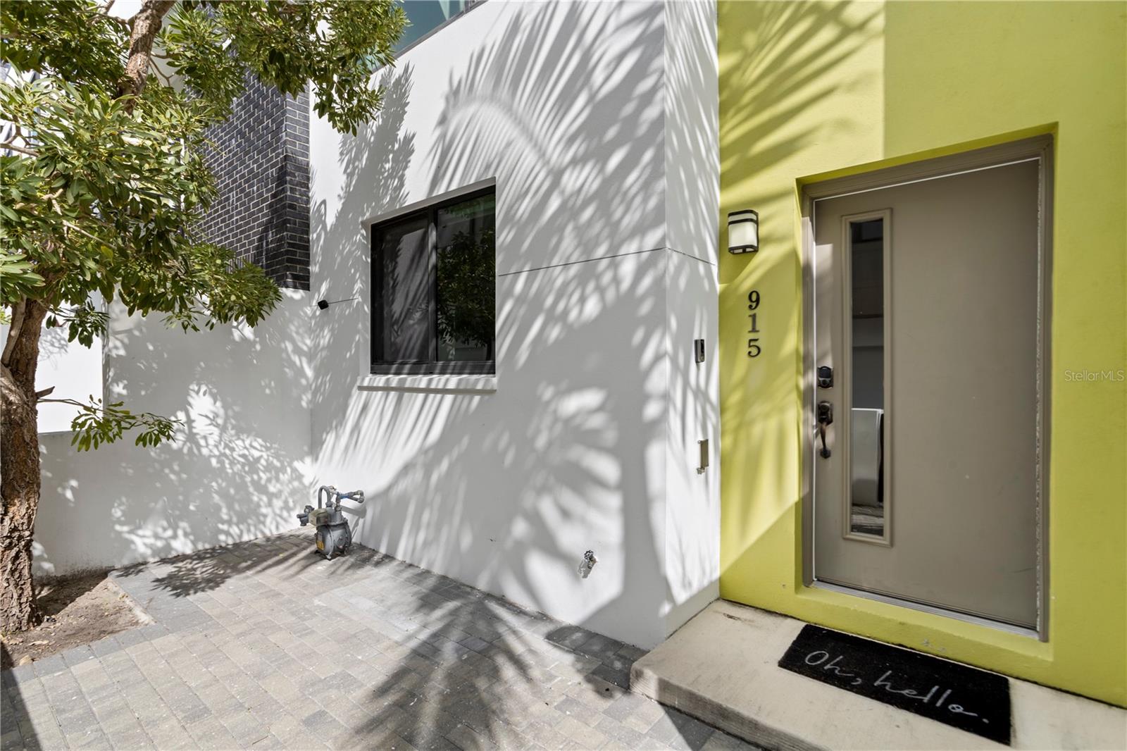 Image 3 of 23 For 915 Arlington Avenue N